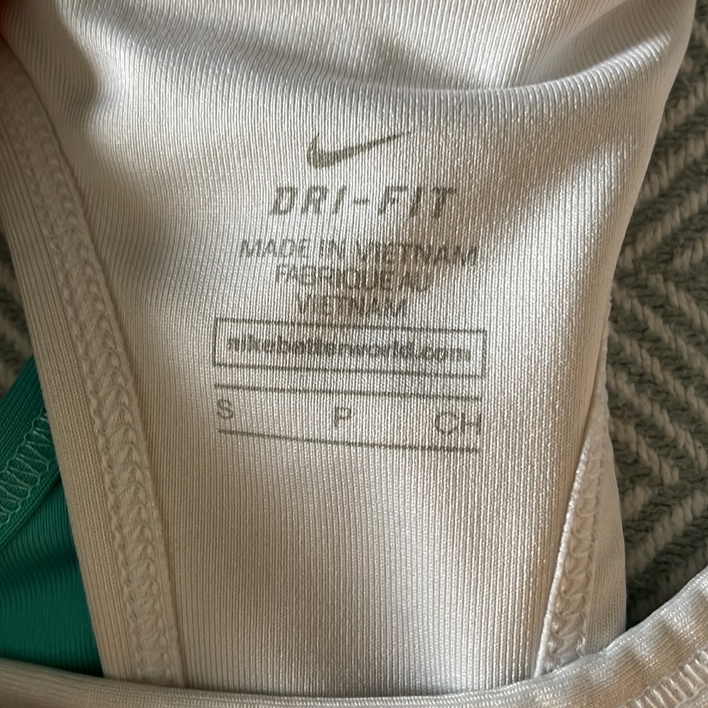 Nike sports bras - Picture 3 of 8